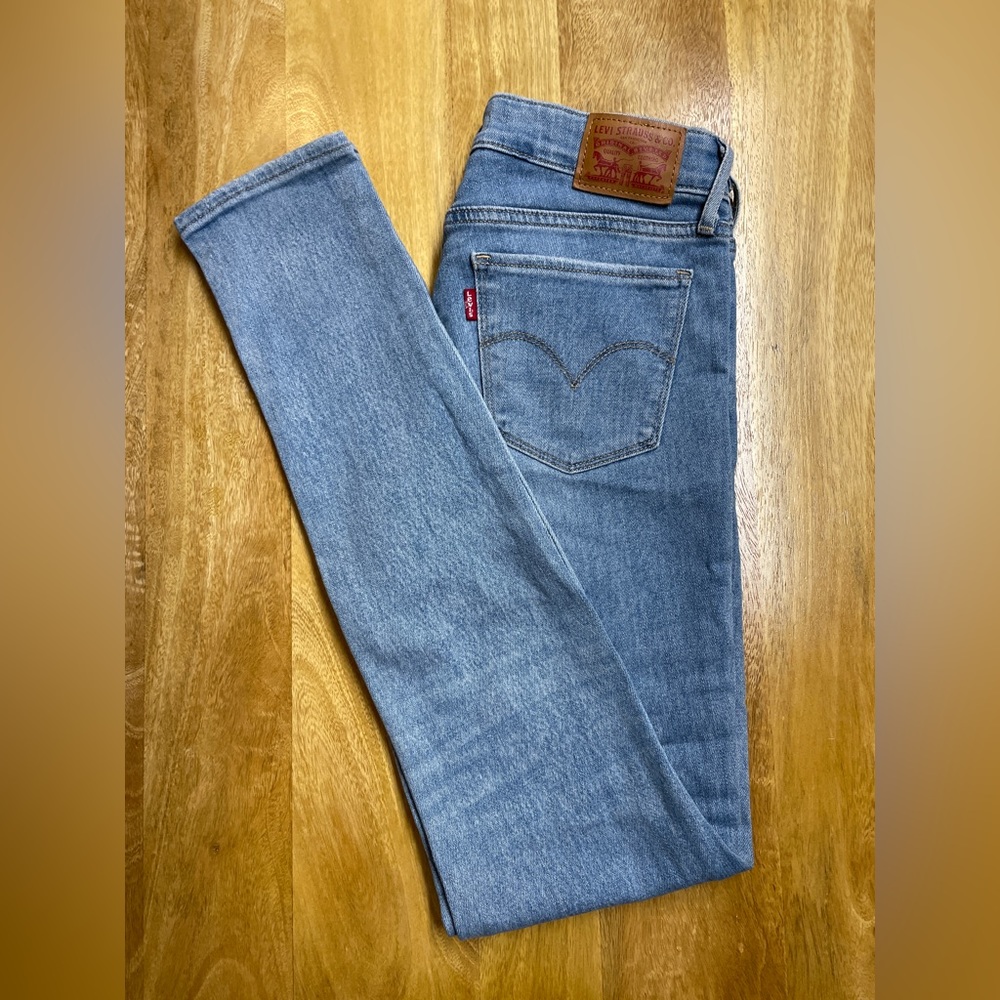 Levi’s 711 Skinny blue jeans